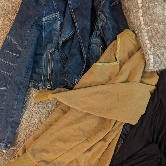 Designer clothing lot size med/lrg - Picture 5 of 5